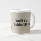 Built By Love. Guided By Dad Jumbo-Tasse (Vorderseite Rechts)