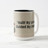 Built By Love. Guided By Dad Zweifarbige Tasse (VorderseiteRechts)