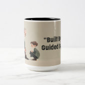 Built By Love. Guided By Dad Zweifarbige Tasse (Mittel)