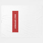 BUILT DIFFERENT Fleece-Decke — Roter Kasten-Throw Fleecedecke (Vorderseite (Horizontal))