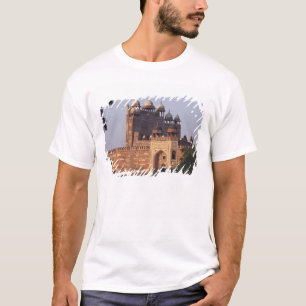 Buland Darwaza Tor der Siege) zur Dargah T-Shirt