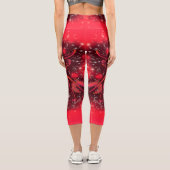 Bull Capri-Leggings in der Nacht der Roten Sterne Capri Leggings (Rückseite)