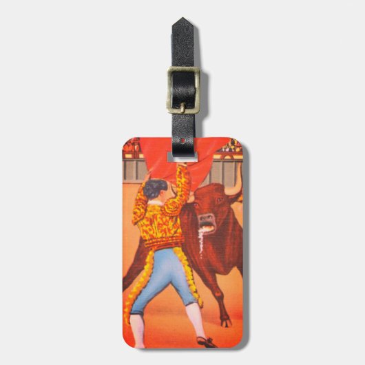 Bull Charges Mexican Matador mit Red Cape, Juarez Gepäckanhänger (Vorderseite vertikal)