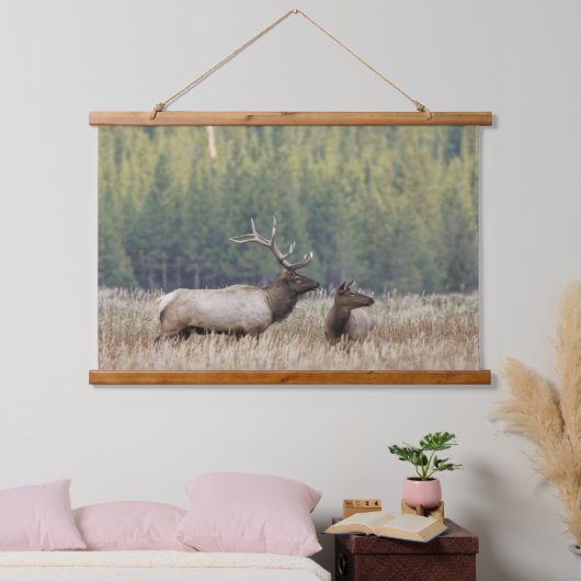 Bull Elk in Meadow | Yellowstone-Nationalpark Wandteppich Mit Holzrahmen (Schlafzimmer)