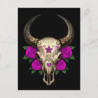 Bull Sugar Skull mit Lila Rose auf schwarz