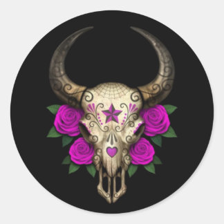 Bull Sugar Skull mit Lila Rose auf schwarz Runder Aufkleber