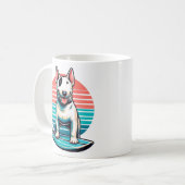 Bull Terrier auf einem Surfbrett 80er Retro Stil Kaffeetasse (Vorderseite Links)