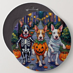 Bull Terrier beim Trick-or-Treat mit Halloween-Kos Button