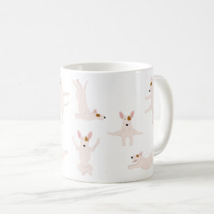Bull Terrier Hund, der Yoga macht Kaffeetasse
