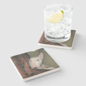 Bull Terrier schluckte unter eine Decke (Farbe) Steinuntersetzer (Seitenansicht)