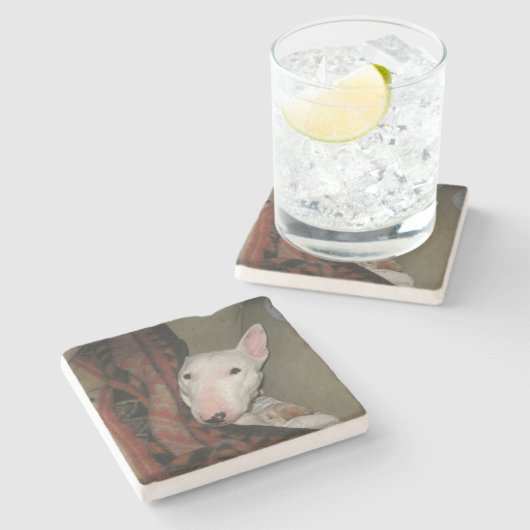 Bull Terrier schluckte unter eine Decke (Farbe) Steinuntersetzer (Seitenansicht)