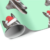 Bull Terrier trägt eine Weihnachtsmannmütze Geschenkpapier (Rolleneckpunkt)