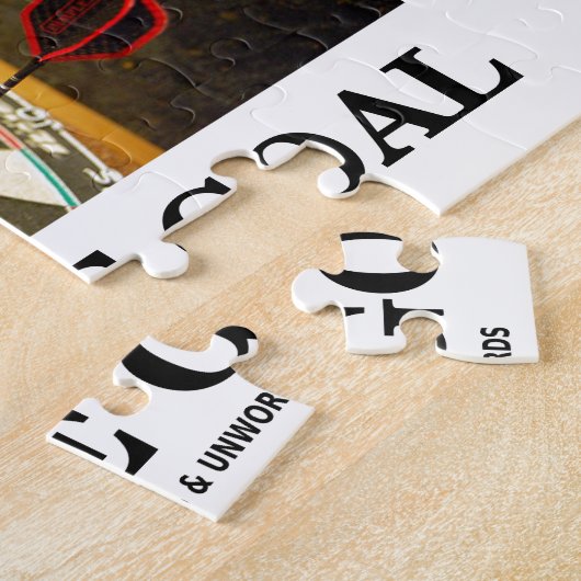 Bullauge ist das Ziel (drei Pfeile auf Dartboard) Puzzle (Seite)