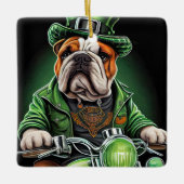 Bulldog Autofahrrad St. Patrick's Day Keramikornament (Vorderseite)