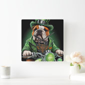 Bulldog Autofahrrad St. Patrick's Day Quadratische Wanduhr (Zuhause)