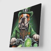 Bulldog Autofahrrad St. Patrick's Day Quadratische Wanduhr (Winkel)