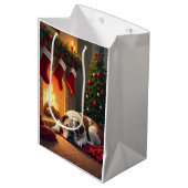 Bulldog by the Fireplace Christmas Painting Mittlere Geschenktüte (Vorderseite Schrägansicht)