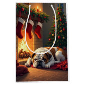 Bulldog by the Fireplace Christmas Painting Mittlere Geschenktüte (Vorderseite)