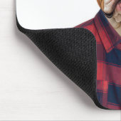 Bulldog, der ein Kariertes Shirt trägt Mousepad (Ecke)