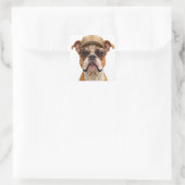 Bulldog, der eine Beige-Kappe trägt Quadratischer Aufkleber (Tasche)