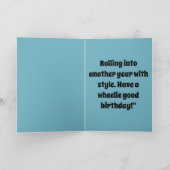 Bulldog, der einen Geburtstaghut auf einem Skatebo Karte (Innenseite)