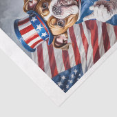 Bulldog, der wie Uncle Sam mit US-Flagge gekleidet Seidenpapier (Ausschnitt)
