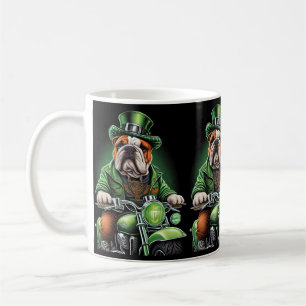Bulldog fährt Fahrrad am St. Patrick's Day Kaffeetasse