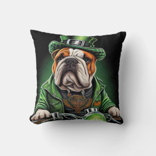 Bulldog fährt Fahrrad am St. Patrick's Day Kissen