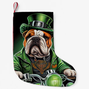 Bulldog fährt Fahrrad am St. Patrick's Day Kleiner Weihnachtsstrumpf