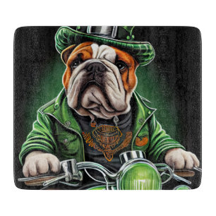 Bulldog fährt Fahrrad am St. Patrick's Day Schneidebrett
