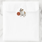 Bulldog mit Basketball Runder Aufkleber (Tasche)