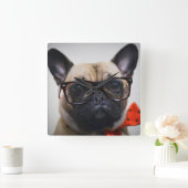 Bulldog mit Brille und Bow-Krawatte Quadratische Wanduhr (Zuhause)