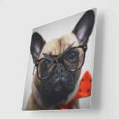 Bulldog mit Brille und Bow-Krawatte Quadratische Wanduhr (Winkel)