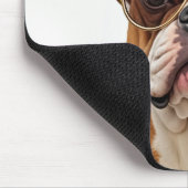 Bulldog mit einer Cap und Sonnenbrille Mousepad (Ecke)