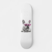 Bulldog mit rosa Brille Skateboard (Vorne)