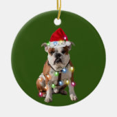 Bulldog mit Weihnachtssaffisten Weihnachtsmannmütz Keramik Ornament (Vorne)