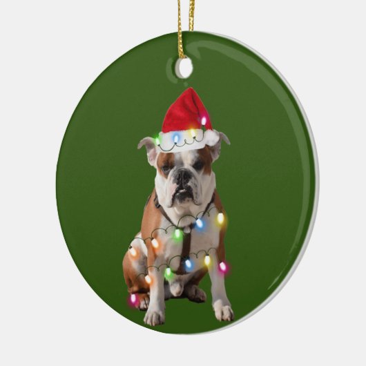Bulldog mit Weihnachtssaffisten Weihnachtsmannmütz Keramik Ornament (Links)