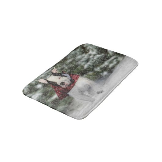 Bulldog Rescue Pup Dashing durch den Schnee Badematte (Schrägansicht)