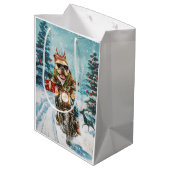 Bulldog Riding Motorrad Weihnachten Mittlere Geschenktüte (Rückseite Schrägansicht)
