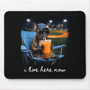 Bulldog trinkt eisgekühlten Kaffee Baseballfeld li Mousepad