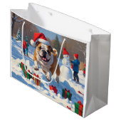 Bulldog Weihnachtsfest Schneeszene Große Geschenktüte (Vorderseite Schrägansicht)