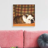 Bulldogge auf einem Sofa Leinwanddruck (Insitu (Wohnzimmer))