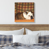 Bulldogge auf einem Sofa Leinwanddruck (Insitu (Schlafzimmer))