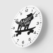 Bulldogge-Skateboard-Bulldogge an Bord Runde Wanduhr (Winkel)