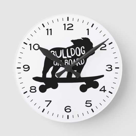 Bulldogge-Skateboard-Bulldogge an Bord Runde Wanduhr (Vorderseite)