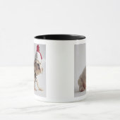 Bulldoggen-Welpen-tragende Weihnachtsmannmütze Tasse (Zentrum)