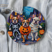 Bulldogs Trick-or-Treating in Halloween-Kostümen Button (Beispiel)
