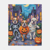 Bulldogs Trick-or-Treating in Halloween-Kostümen Fleecedecke (Vorderseite)