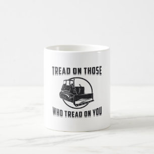 Bulldozer-Treppe für Bauarbeiter auf Ihrer Website Kaffeetasse