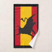 Bulle der schwarzen Silhouette auf spanischer Flag Handtuch (Handtuch)